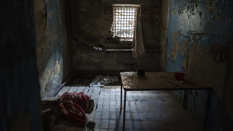 Necháme vás shnít a sežrat psy, hrozí Rusové ukrajinským vězňům. Brutální mučení popisuje OSN