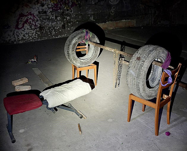 Bezdomovci chtěli být ve formě, v bývalé kotelně si zbudovali posilovnu s benchem