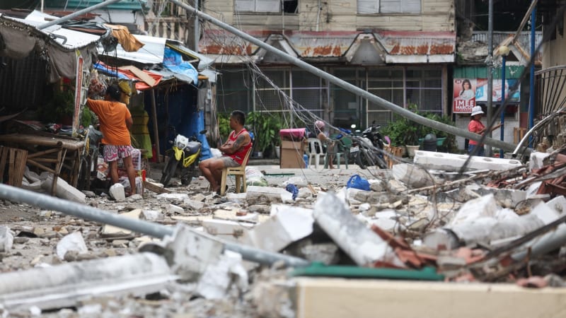 Katastrofa na Filipínách: Zemětřesení má desítky obětí. V troskách jsou uvězněni další lidé