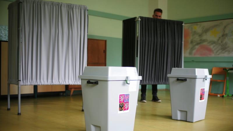ON-LINE: Česko má za sebou první volební den. Komise hlásí vysoký zájem