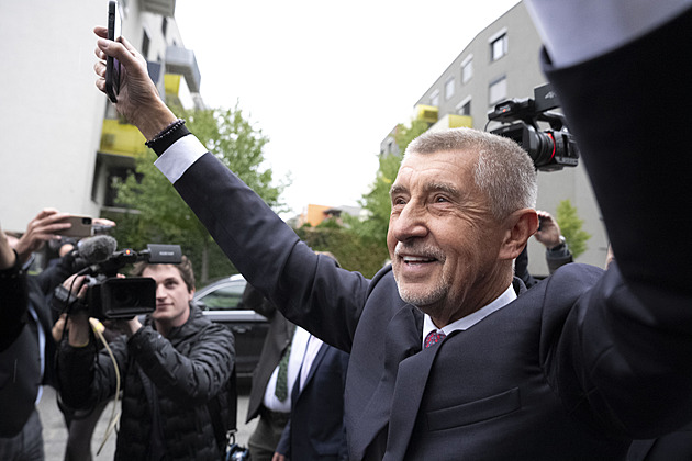 ONLINE: Maraton schůzek začal. Babiš přijel na Hrad a jedná s prezidentem