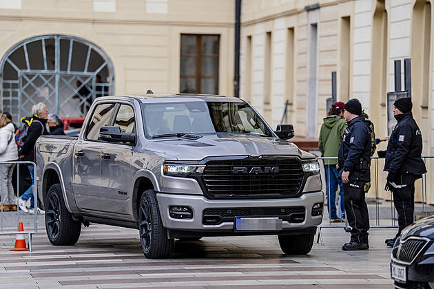 Macinka dorazil na Hrad v náklaďáku. Americký pick-up je dlouhý téměř 6 metrů