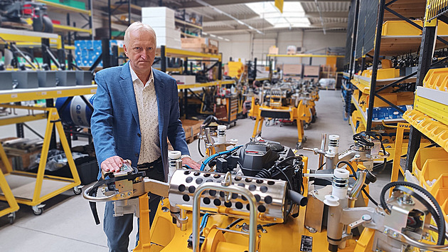 Revoluční sekačka, která trávu neseká. Výrobce z Vysočiny expanduje do USA