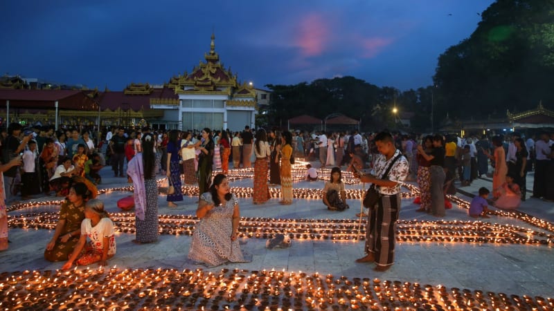 Barmská armáda bombardovala buddhistický festival. Pumy na věřící vrhal i paraglidista