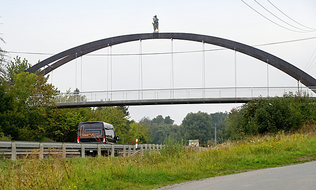 Řidiči si pletli sochu na lávce nad silnicí se sebevrahem. Musí pryč, rozhodl kraj