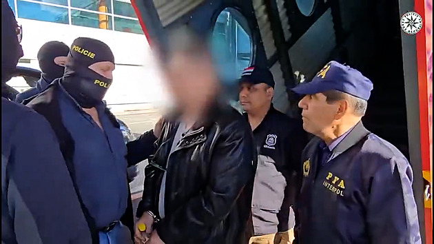 Uprchlý exposlanec Wolf je v Česku a zamířil do vazby. Skrýval se v Paraguayi