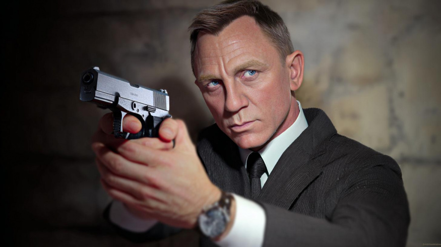 Amazon cenzuruje plakáty s Jamesem Bondem, připravil ho o ikonickou proprietu