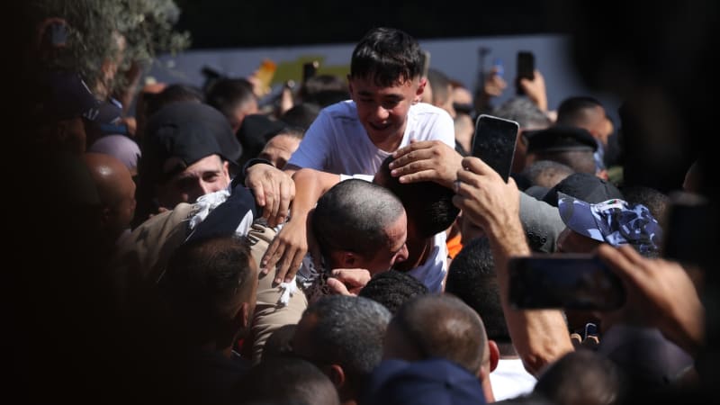 Mučení, nedostatek jídla i hraní karet s únosci. Izraelští rukojmí vyprávějí o věznění Hamásem