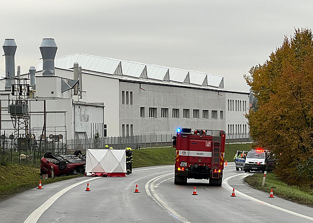 Tragická nehoda u Litomyšle. Řidič kamionu od nehody s osobákem ujel