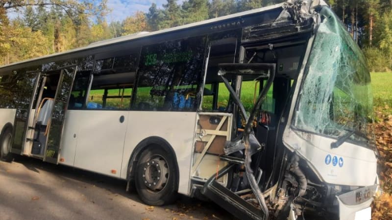 Autobus na Jindřichohradecku boural a sjel do příkopu. Čtyři lidé se zranili