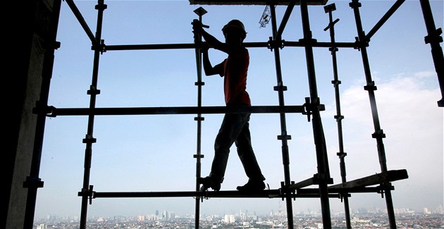 Mladík pro zapomenutou nabíječku šplhal po lešení, vyhýbal se matce přítelkyně