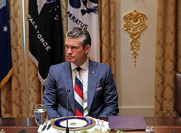 Hegsethova „ruská“ kravata? Koupila ji tvá máma, pitomče, vysmál se mluvčí novináři