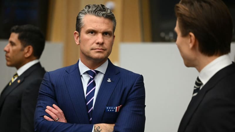 USA provedly smrtící úder na „narkoteroristy“ v Pacifiku. Video ukazuje zasaženou a hořící loď