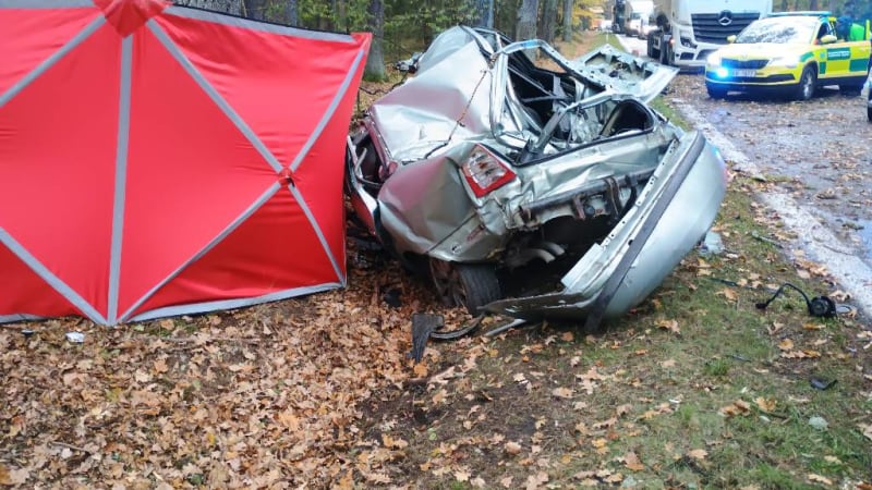 Tragická nehoda na Jindřichohradecku: Po nárazu do stromu zemřel teprve 22letý řidič