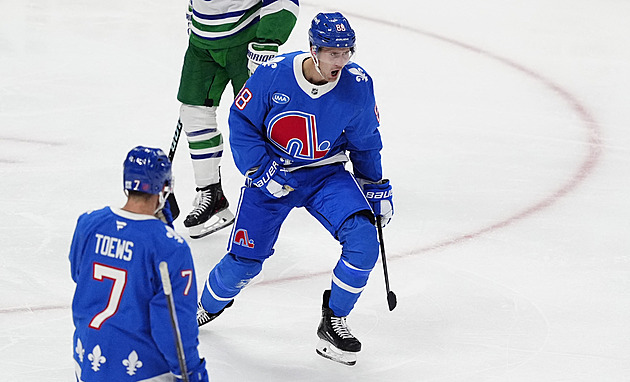 Tomášek slaví první gól v NHL. Prosadil se i Nečas, Pastrňák a Zacha jen mírnili prohru