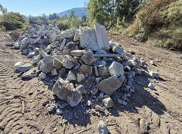 Skládka suti v CHKO. Obec se bojí o vodu, podnikatel se hájí