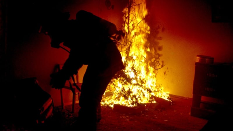 Ničivé noční požáry: Na Českokrumlovsku zabíjel. Z hořícího domu na Teplicku zachránili 9 lidí