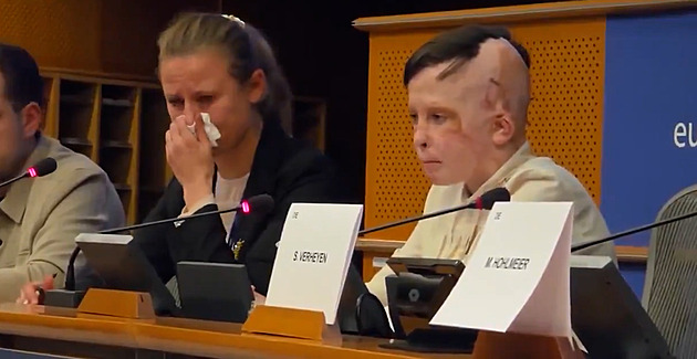 VIDEO: Sál plný emocí. Tlumočnice plakala, když chlapec z Ukrajiny líčil ztrátu matky