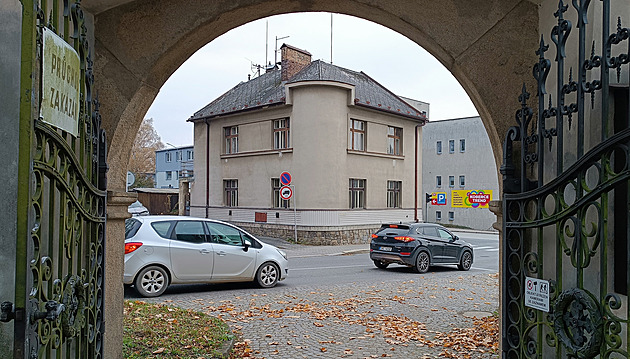 Demolice domu zlepší výhled, stavebních úprav se křižovatka dočká později