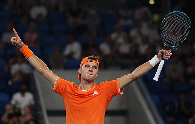 Menšík je v osmifinále Australian Open, vyzve Djokoviče. Pět Čechů vypadlo