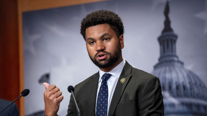 Útočník dal pěstí kongresmanovi a rasisticky ho urážel. Trump tě deportuje, křičel na něj