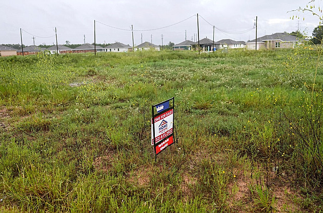 S vyčištěním pozemků může pomoci stát, radí Ostravě inspekce. Řízení nezahájí
