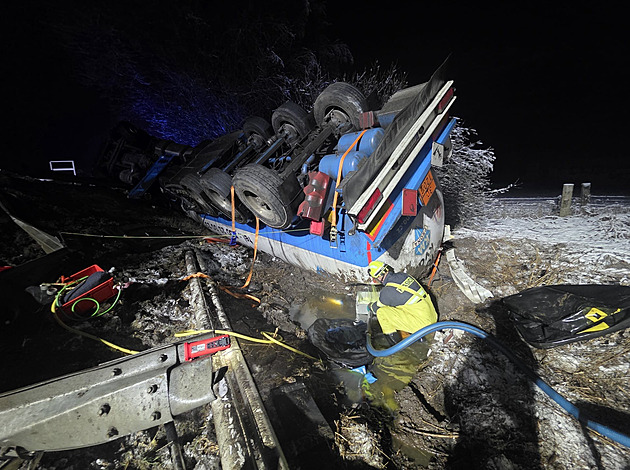 Na Rakovnicku se převrátila cisterna, benzin z ní unikl i do potoka