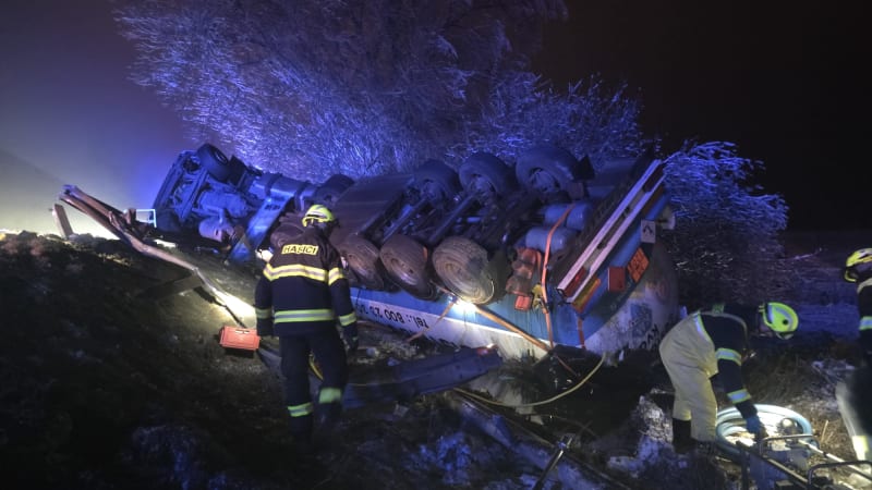 Drama na Rakovnicku: Havarovala cisterna s palivem. Uniklo přes tisíc litrů benzinu