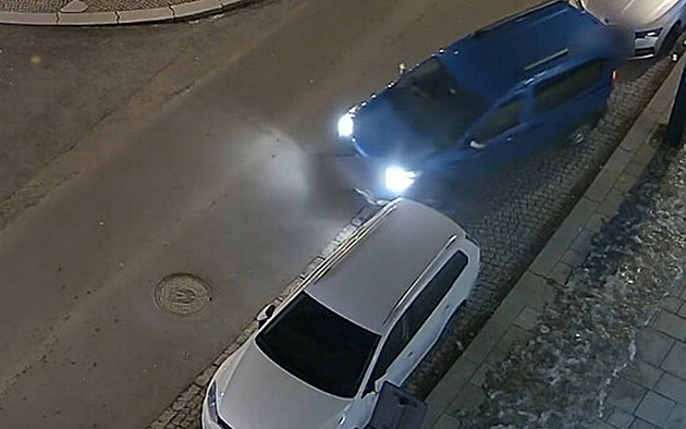 Z parkoviště vyjel až napodruhé. Prásk! A autu před sebou úmyslně urazil kryt zrcátka