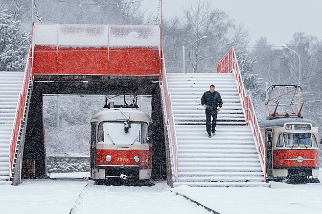 Stovky metařů a 70 sypačů. Praha na úklid sněhu povolala všechny síly i techniku