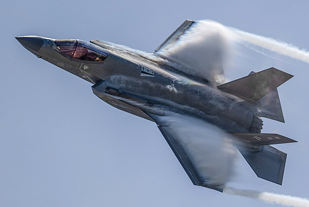 Nákup stíhaček F-35 musí pokračovat, řekl Babiš. Chce ale vylepšit podmínky smlouvy