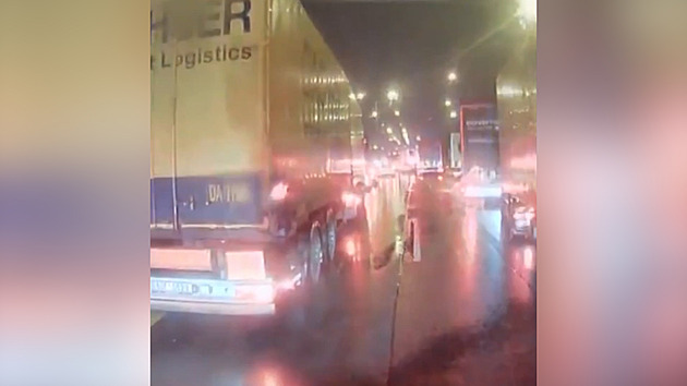 Hasiči se nemohli dostat k tragické nehodě. Kamiony blokovaly záchranářskou uličku