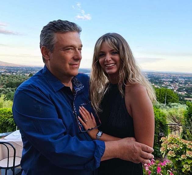 Vzala si o čtyřicet let staršího profesora, život s ním si žena pochvaluje