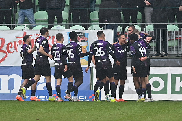 ONLINE: Karviná - Slavia 0:1, domácí šance nevyužili, po standardce je trestá Chorý