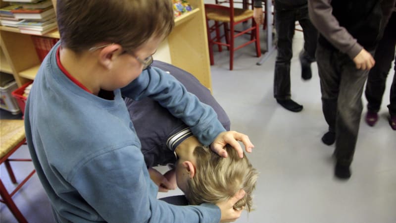 Na WC osahávali spolužáka. Škola v Oseku řeší šikanu důtkami, provinilci loni zničili autobus