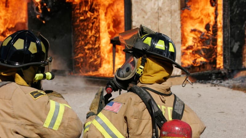 Při požáru zemřel herec z populárních krimi seriálů. Brownovi se staly osudné startovací kabely