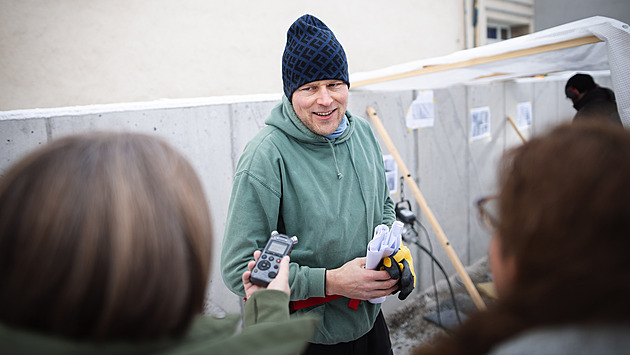 Tah už se nedá vzít zpět, říká o sgrafitu výtvarník. Ve Žďáru teď seká do betonu