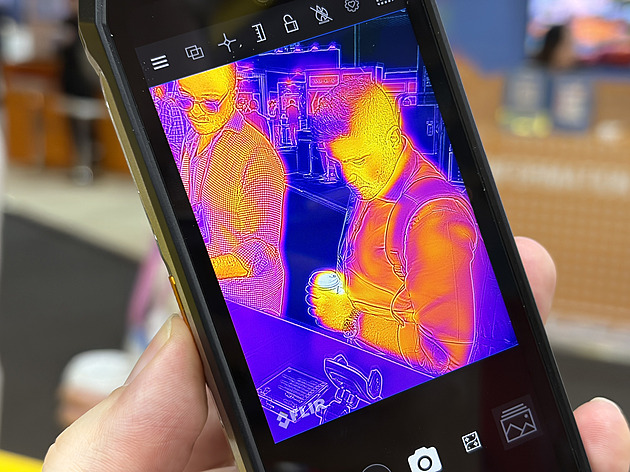 Tento prcek vidí jako Predátor. Překvapí i velikostí baterie