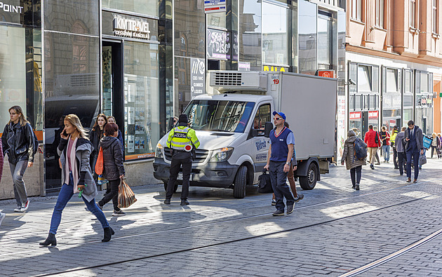 Výsuvné sloupky i méně tramvají. Brno má plán pro omezení dopravy v centru