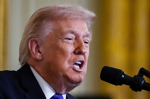 Nemůžeme vyloučit  zabavování íránské ropy, prohlásil Trump. Vadí mu Chameneí