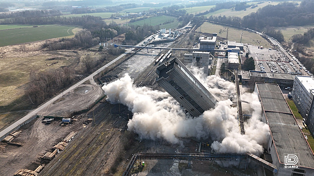 VIDEO: Pálíme! Těžební věž se při pádu na okamžik zastavila, pak zmizela v prachu