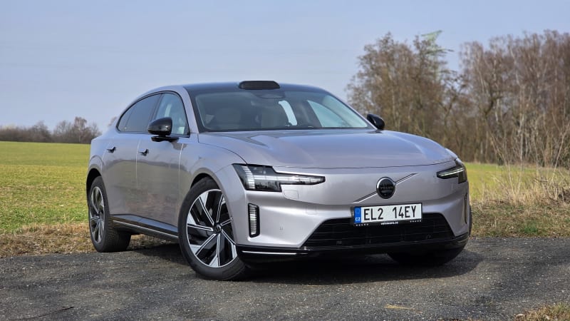 Ticho jako v Rolls-Roycu a místo podvozku koberec. Na Volvu ES90 se chyby hledají těžko