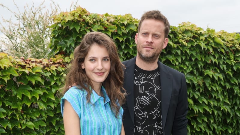 Sandeva a Prachař se zasnoubili. Radostnou zprávu oznámili na pláži