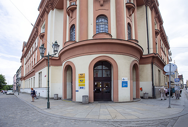 Záhada z pošty. Hledaná seniorka se sama přihlásila, mylně vyplacené tisíce nemá