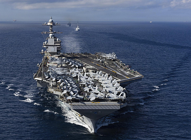 USA stahují od Íránu největší letadlovku. Posádka po požáru spala i na stolech