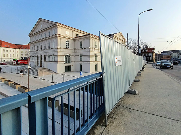 Rozpačitý start opravené Slavie. Je zkolaudovaná, ale kolem dál stojí plot