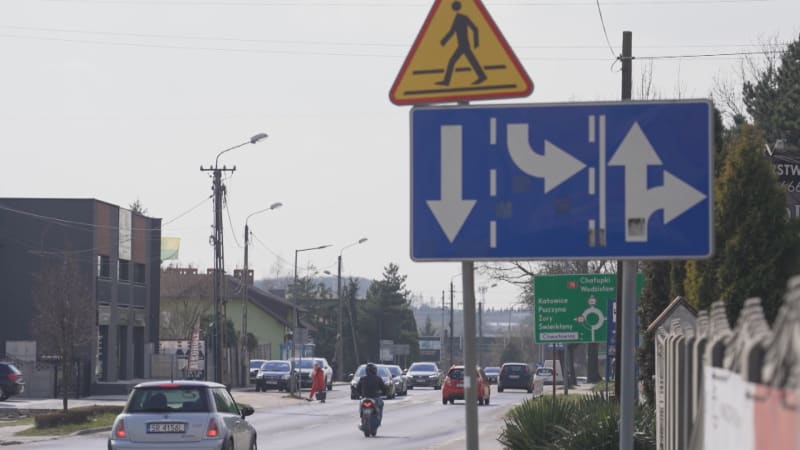 Nová značka mate řidiče. Na polských silnicích má zlepšit dopravu, místo toho vyvolává zmatek
