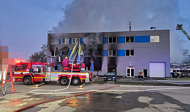 K požáru haly v průmyslové zóně se přihlásila tajemná skupina, policie to prověřuje