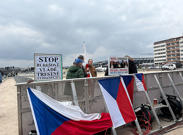 Na Letné vrcholí přípravy na demonstraci. Milion chvilek očekává 400 tisíc lidí