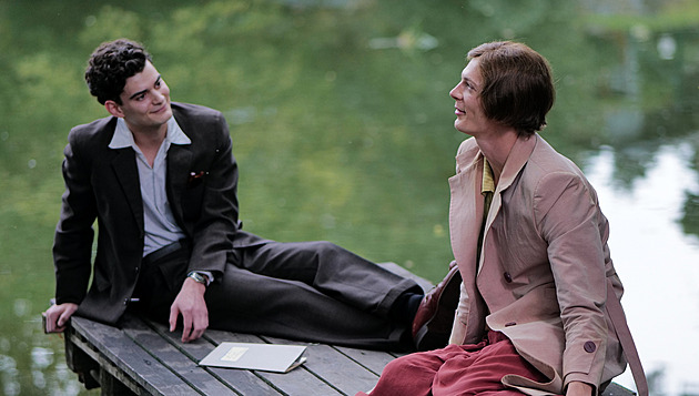 Petra Uhlíka navlékli do dámských šatů. Přesto nehrál ženu